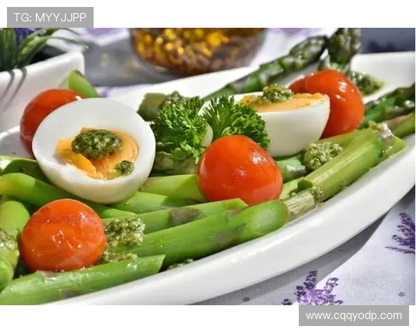 足球明星的日常饮食揭秘：如何通过饮食提升竞技状态与身体素质