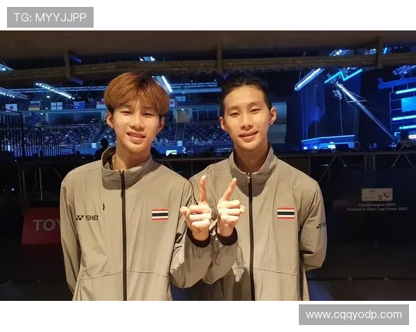 帕克足球明星合影照片展现球场魅力与友谊的精彩瞬间